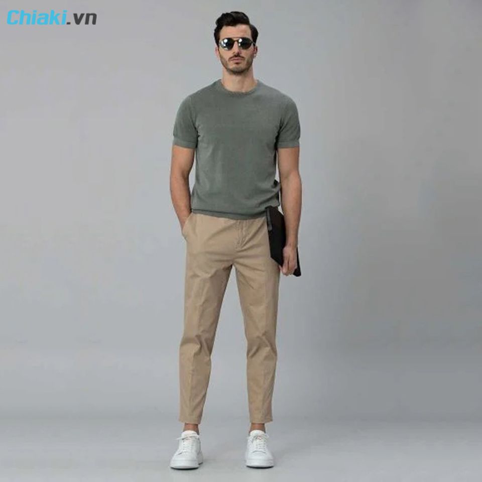 Phối đồ gi&agrave;y sneaker nam với quần kaki