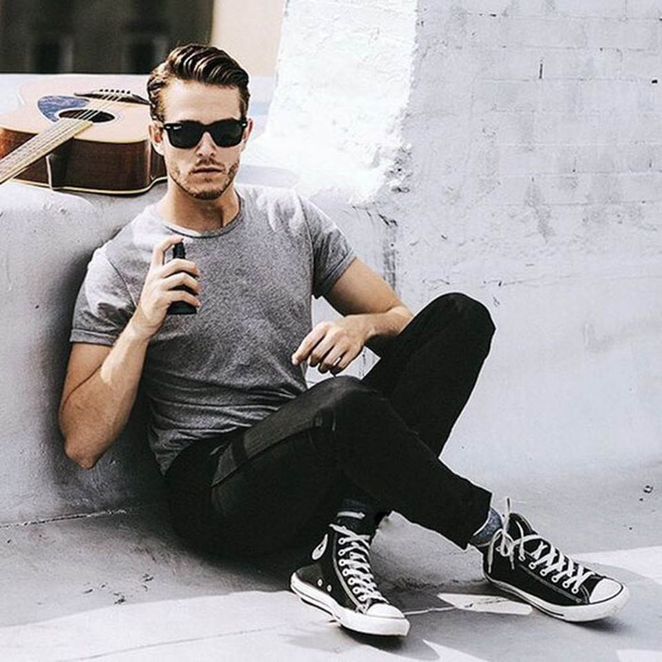 Phối đồ với gi&agrave;y Converse cổ cao nam phong c&aacute;ch trẻ trung