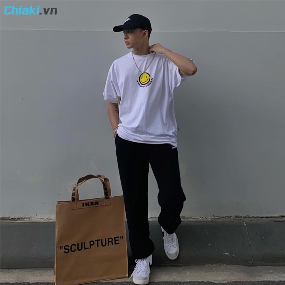 Phối gi&agrave;y sneaker nam với quần ống su&ocirc;ng