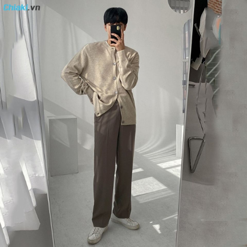 Quần t&acirc;y nam kết hợp với gi&agrave;y thể thao v&agrave; &aacute;o cardigan