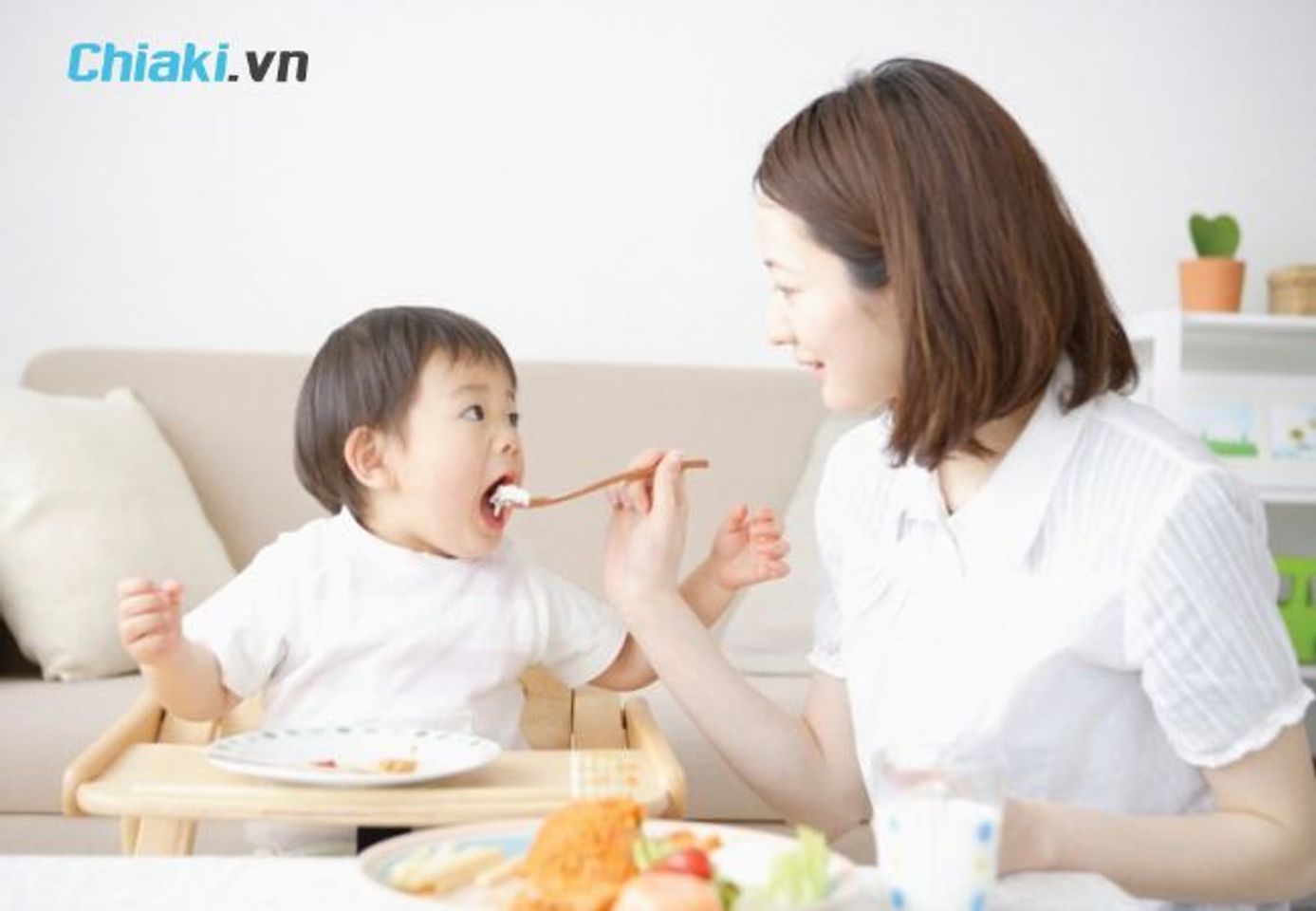 Sai lầm thường mắc phải khi cho b&eacute; ăn ph&ocirc; mai