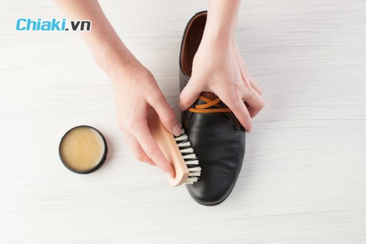 C&aacute;ch vệ sinh gi&agrave;y da theo từng loại