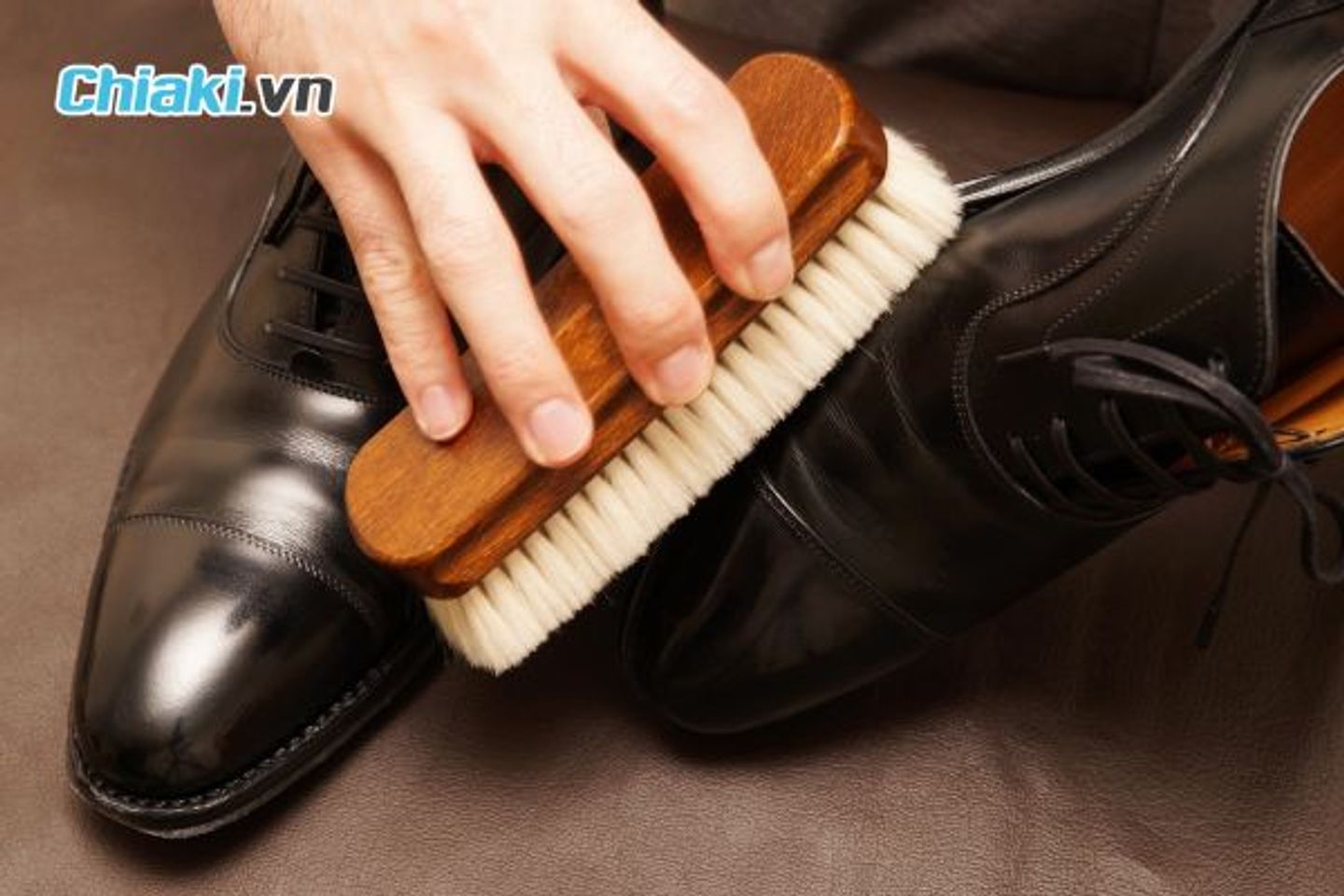 Vệ sinh gi&agrave;y t&acirc;y