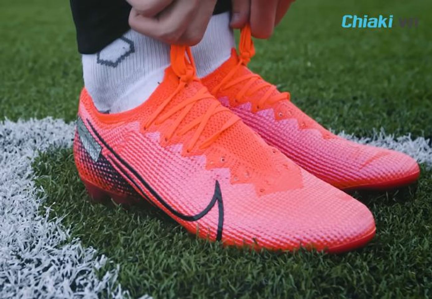 C&aacute;ch buộc d&acirc;y gi&agrave;y đ&aacute; b&oacute;ng chặt kiểu xỏ d&acirc;y của Dani Alves
