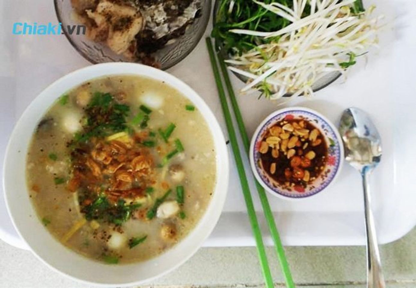 Ch&aacute;o c&aacute; l&oacute;c nấm rơm
