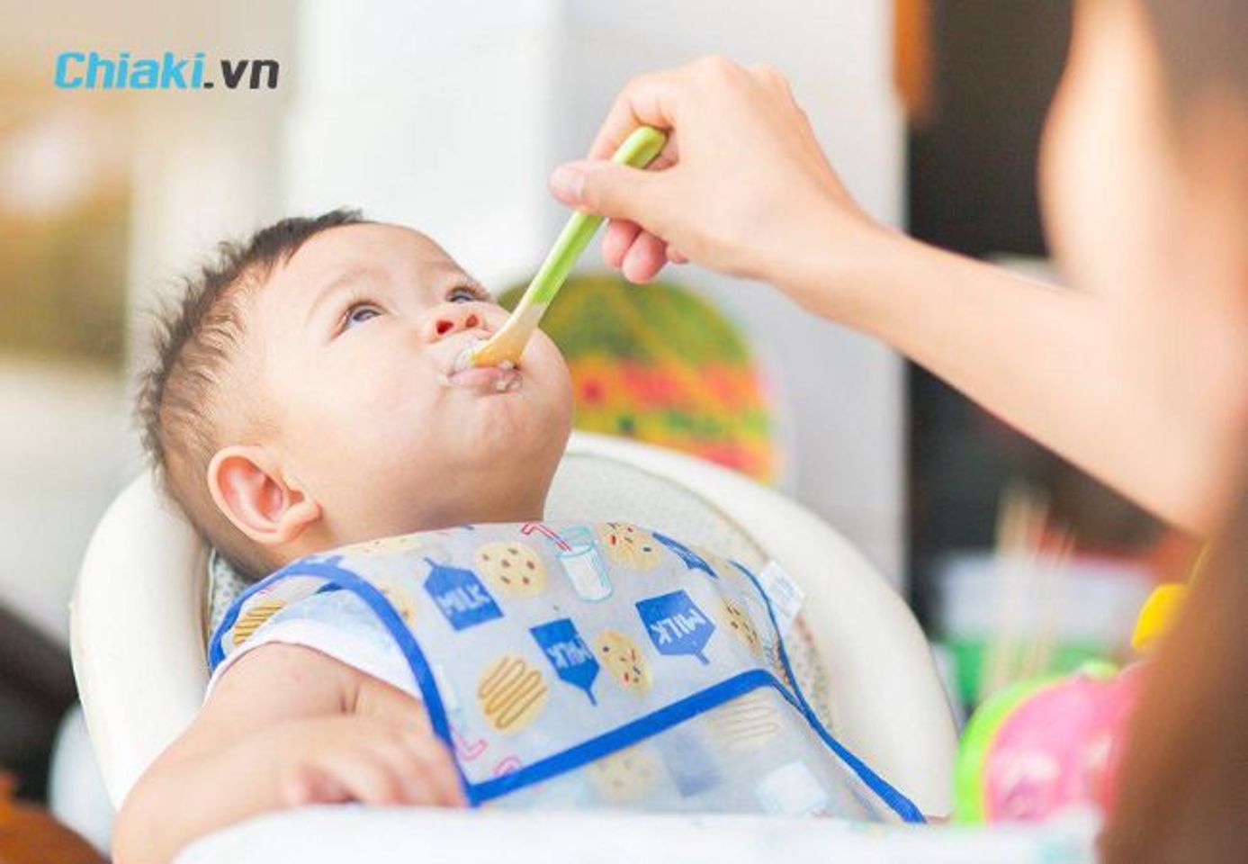 C&oacute; n&ecirc;n cho trẻ 3 th&aacute;ng tuổi ăn dặm kh&ocirc;ng?
