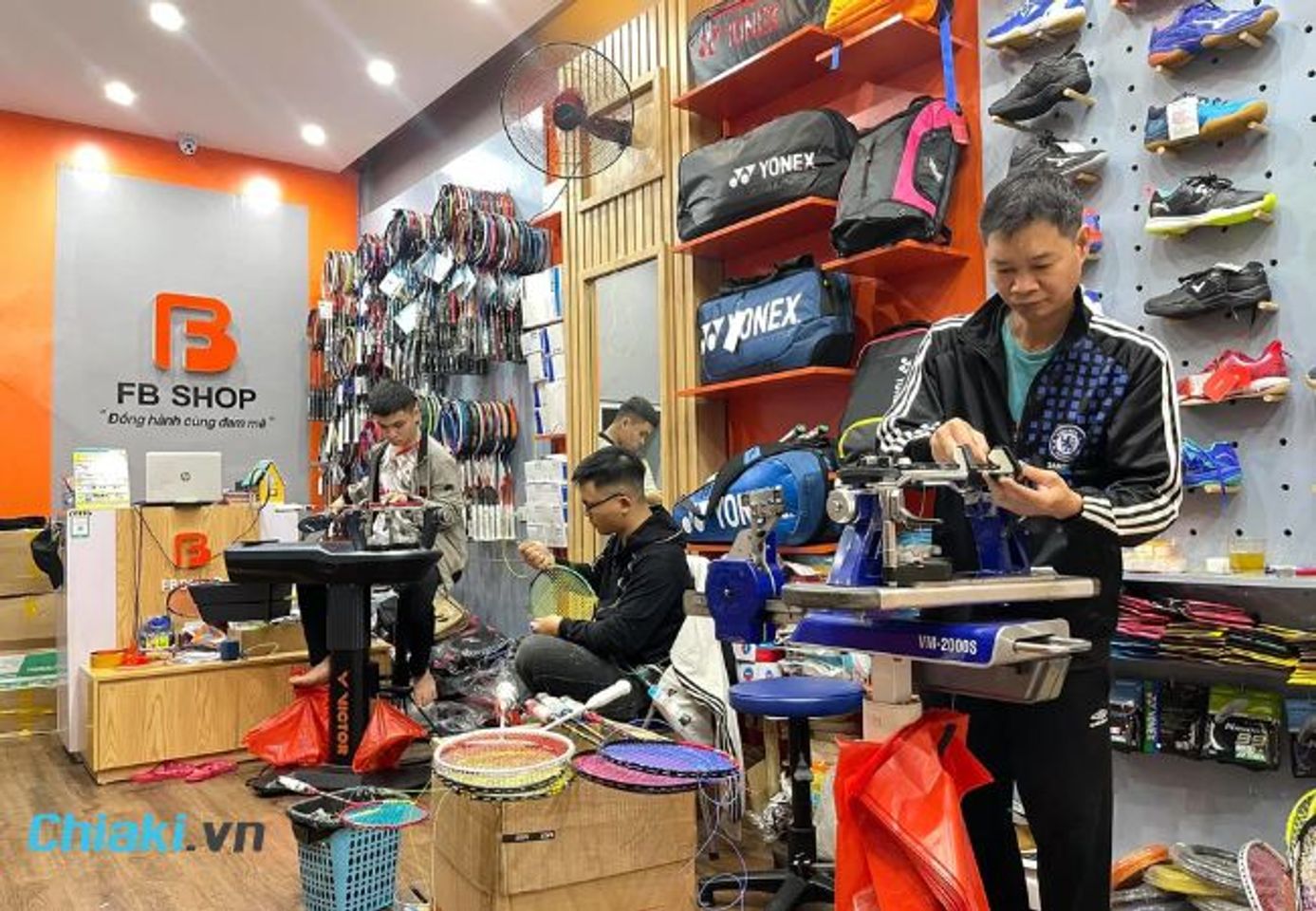 Cửa h&agrave;ng b&aacute;n vợt cầu l&ocirc;ng FBshop