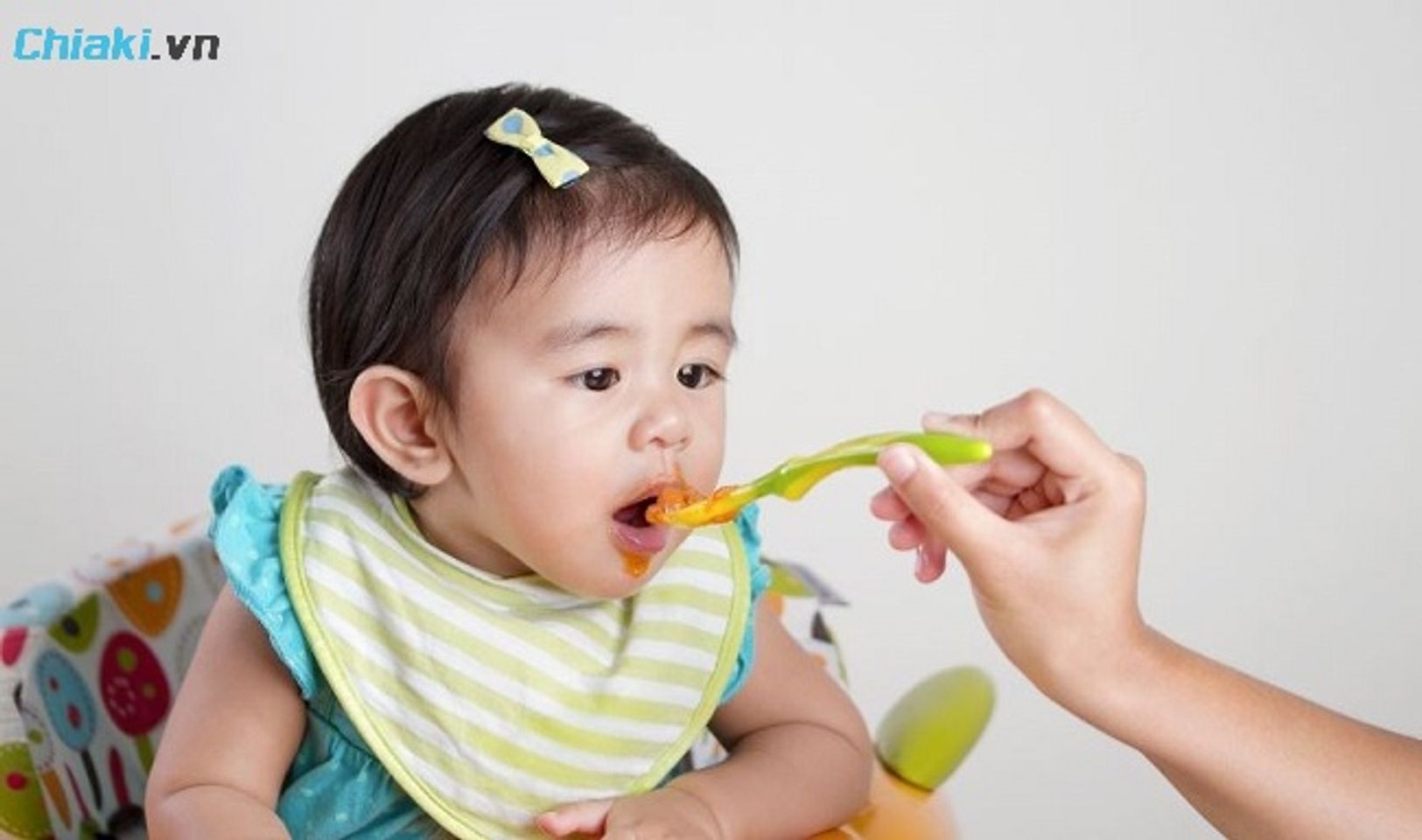 Những dấu hiệu b&eacute; sẵn s&agrave;ng ăn dặm mẹ n&ecirc;n biết