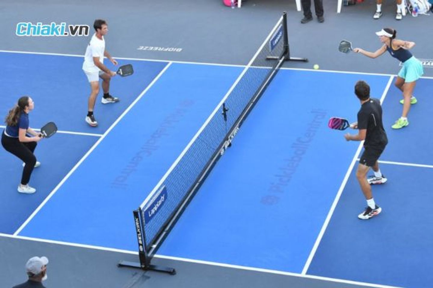 Kh&ocirc;ng được v&ocirc; l&ecirc; trong khu vực "Non-Volley Zone"