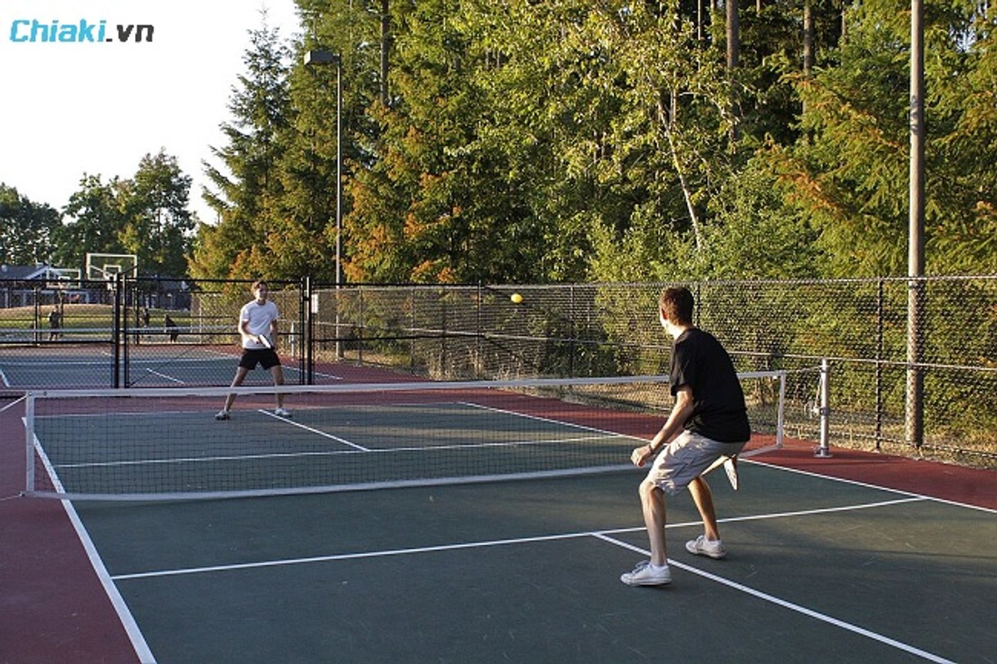  K&iacute;ch thước s&acirc;n Pickleball đơn c&oacute; khu vực &ldquo;kitchen&rdquo; vẫn cần được duy tr&igrave; ở mức&nbsp; 7 feet (2,13 m&eacute;t)