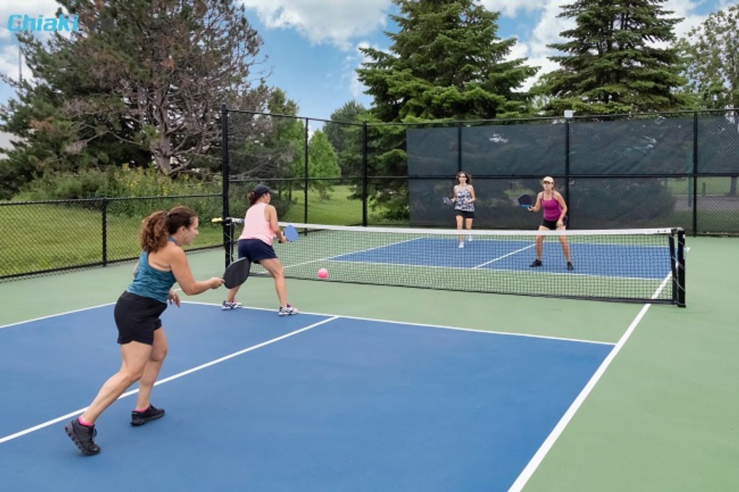 K&iacute;ch thước s&acirc;n Pickleball ngo&agrave;i trời được thi c&ocirc;ng rộng hơn s&acirc;n trong nh&agrave;