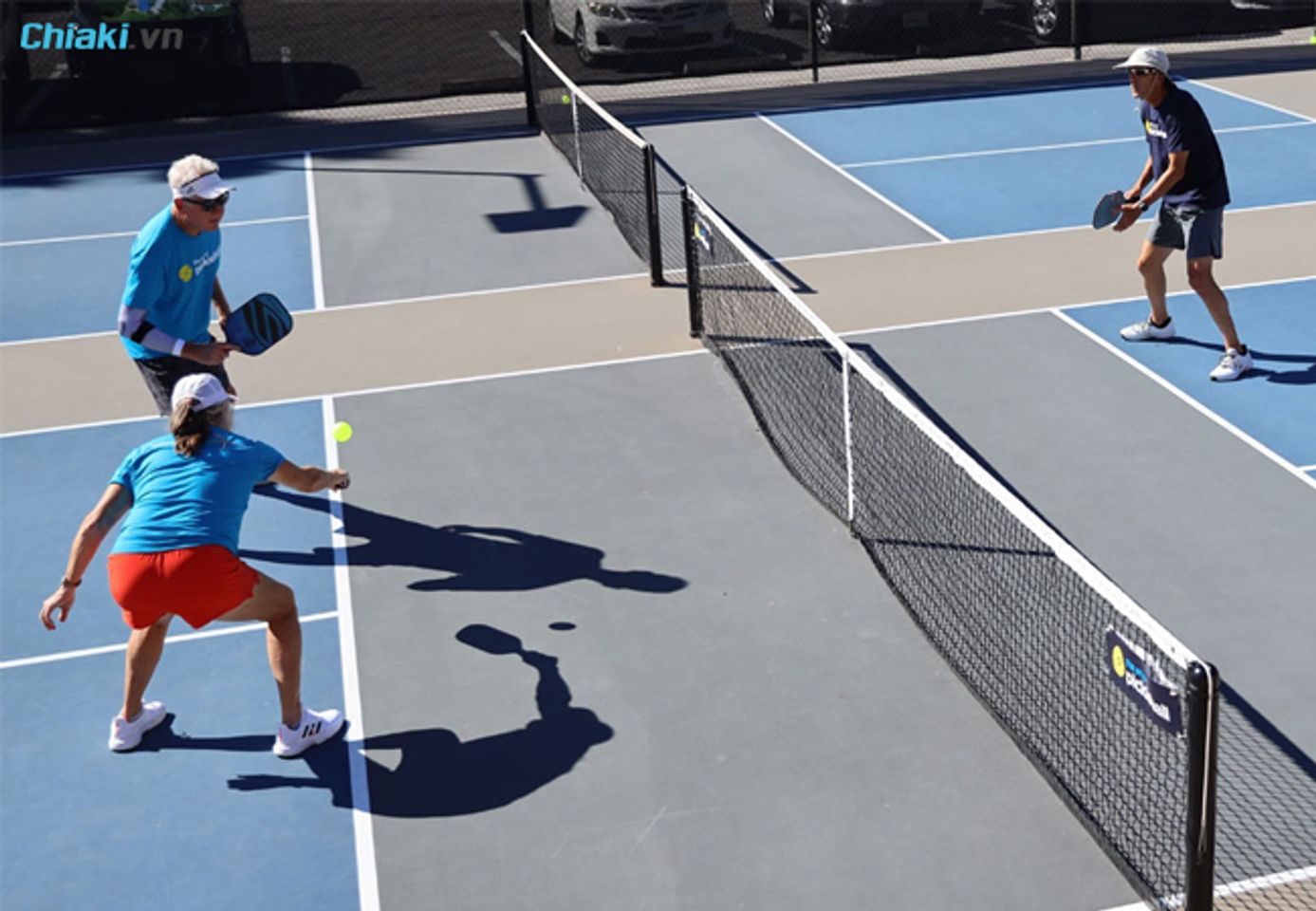 kỹ thuật chơi Pickleball đ&aacute;nh b&oacute;ng chậm