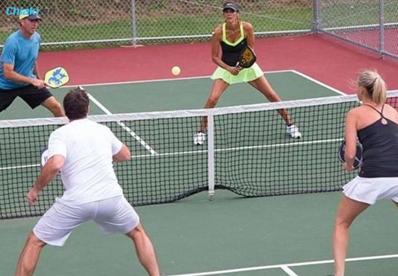 kỹ thuật chơi Pickleball đ&aacute;nh b&oacute;ng nhanh