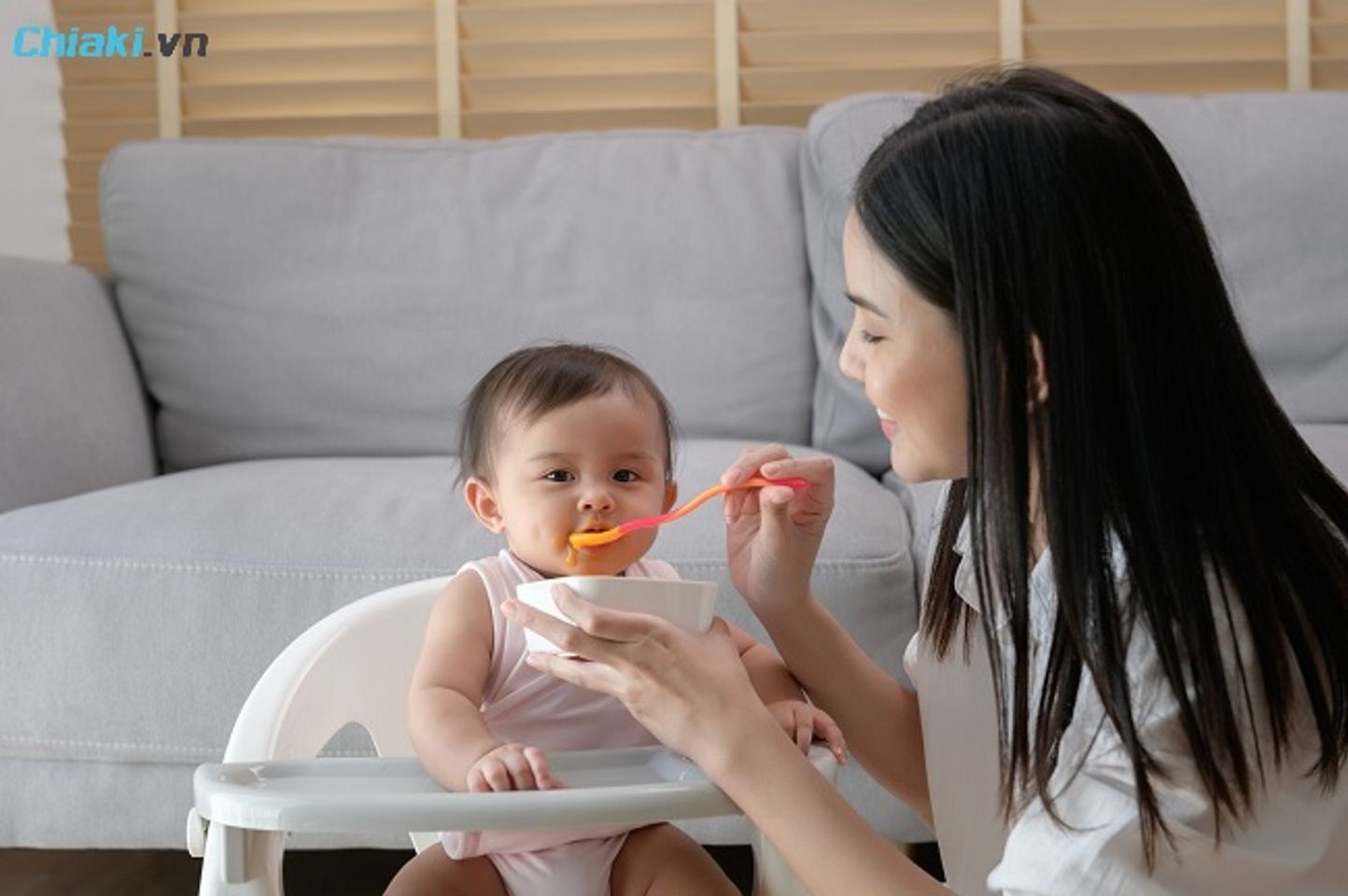 B&eacute; mới tập ăn dặm n&ecirc;n cho ăn từ &iacute;t đến nhiều, từ lo&atilde;ng tới đặc