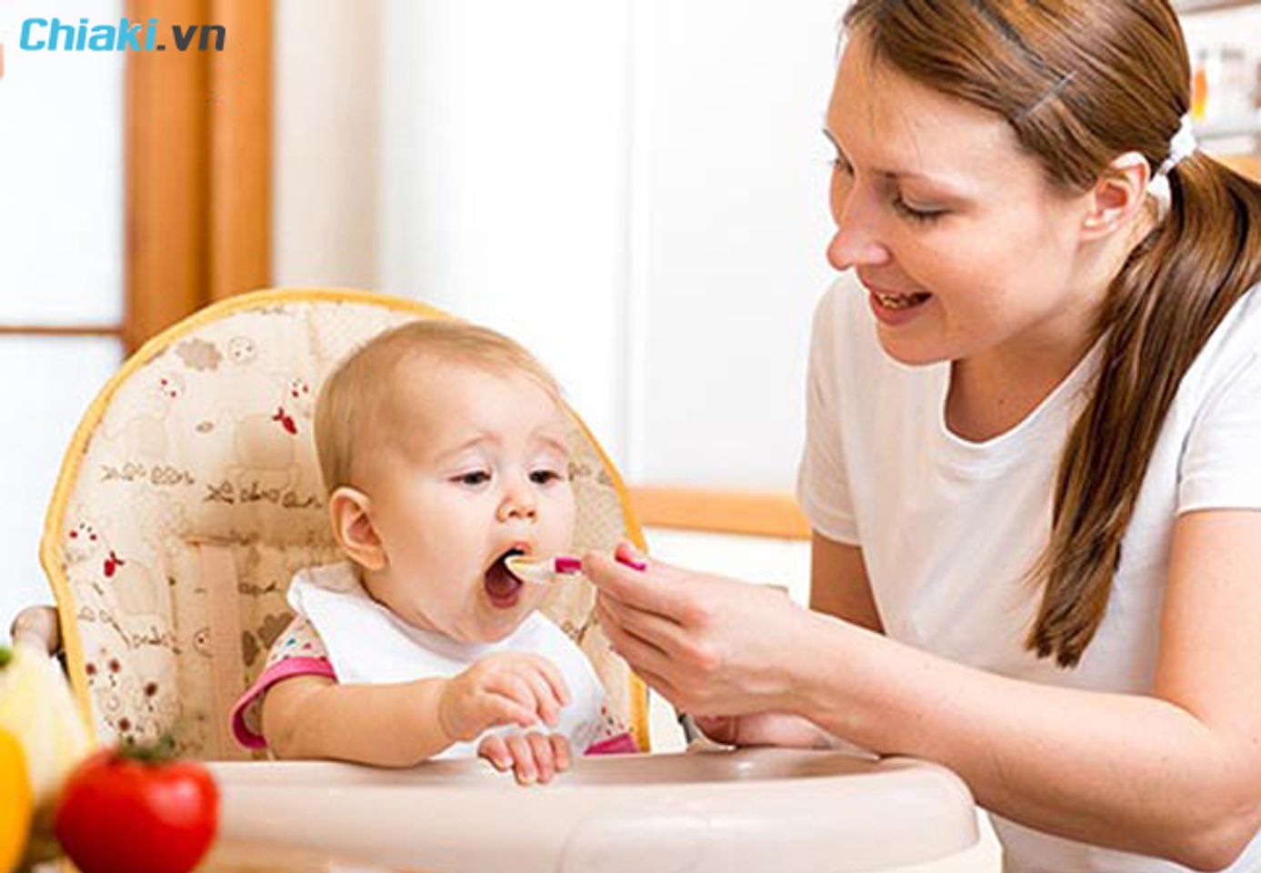 Những lưu &yacute; khi cho b&eacute; 5 th&aacute;ng tuổi ăn dặm mẹ n&ecirc;n biết