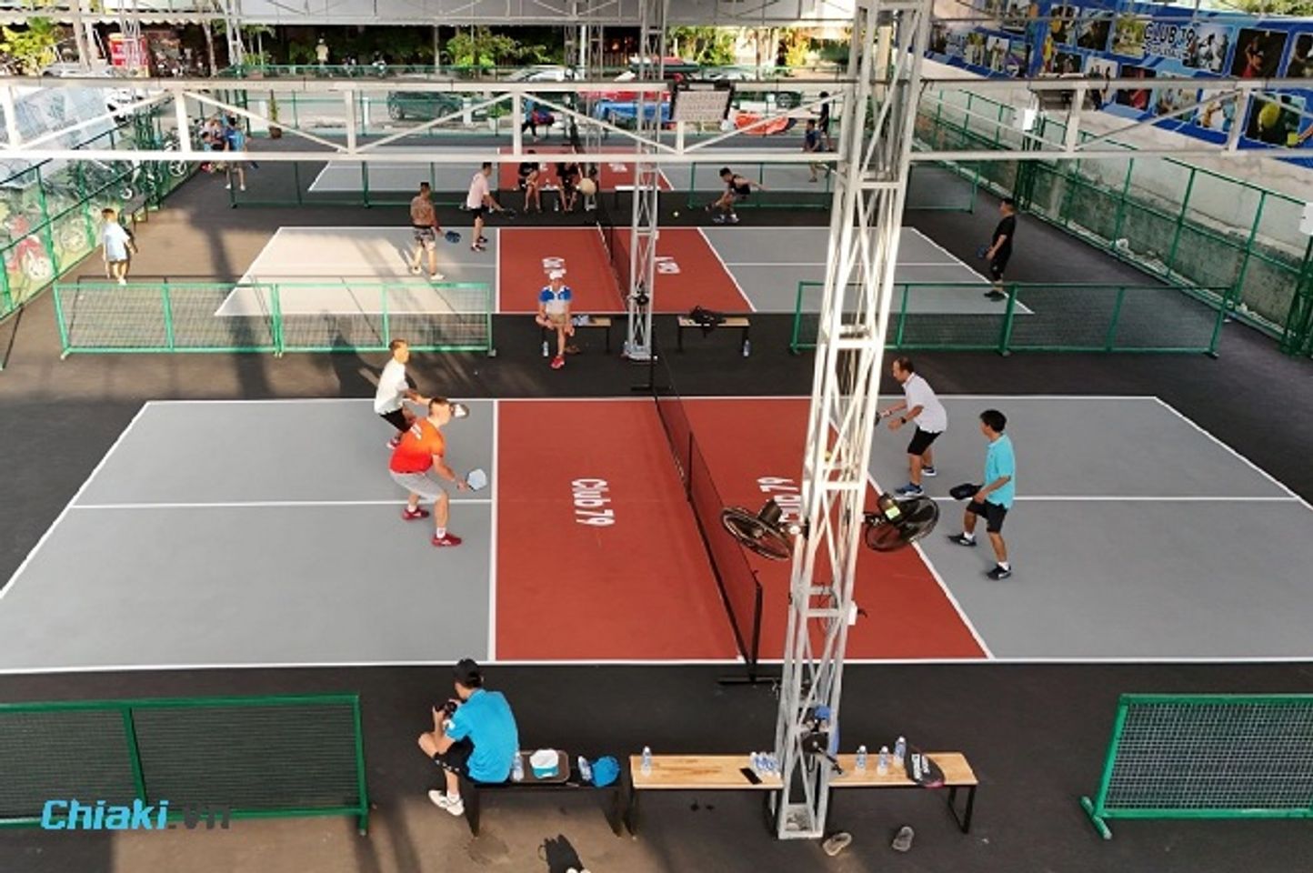 S&acirc;n Pickleball 79 kh&ocirc;ng gian xung quanh cũng rộng r&atilde;i v&agrave; tho&aacute;ng m&aacute;t