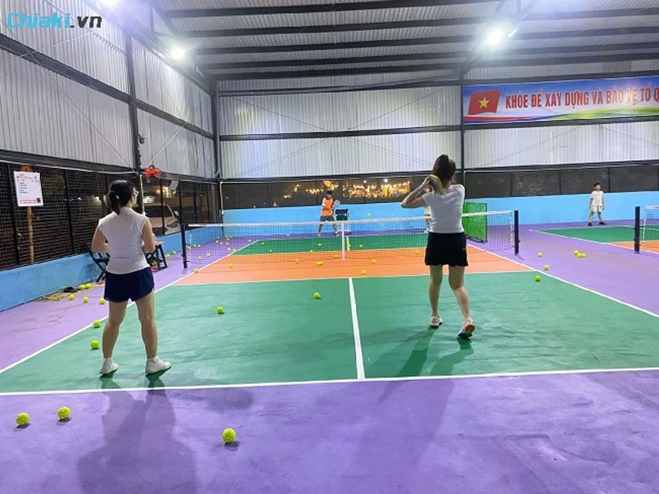 S&acirc;n Pickleball Hodeco sở hữu 3 s&acirc;n c&oacute; m&aacute;i che trong nh&agrave;