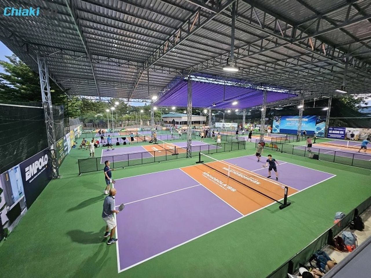 S&acirc;n Pickleball Milamo Senhobola'9S 8 s&acirc;n c&oacute; m&aacute;i che, kh&ocirc;ng gian rộng r&atilde;i v&agrave; tho&aacute;ng m&aacute;t