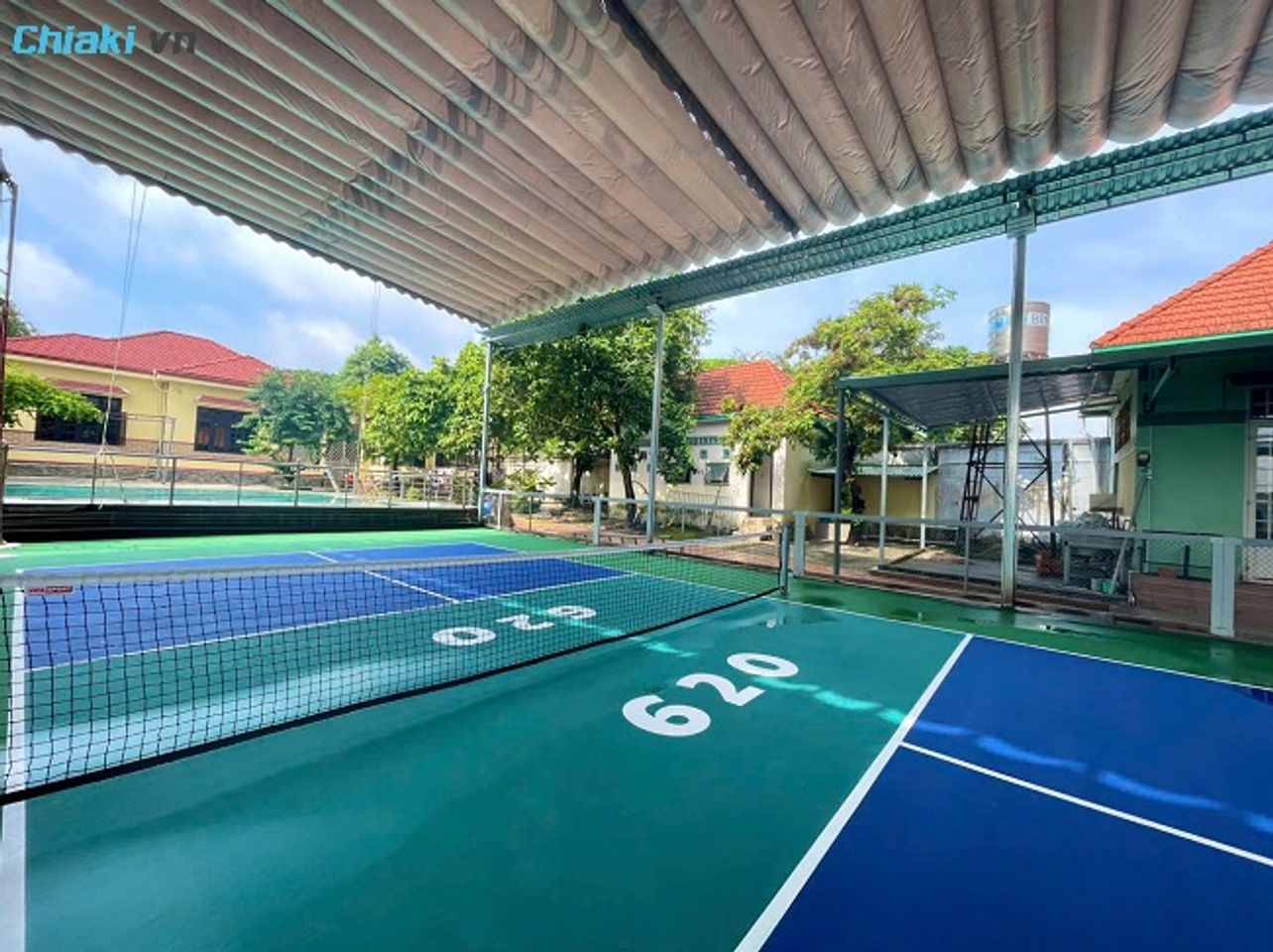 S&acirc;n Pickleball B&igrave;nh Dương 620 Dĩ An ngo&agrave;i trời m&aacute;t mẻ, đủ &aacute;nh s&aacute;ng