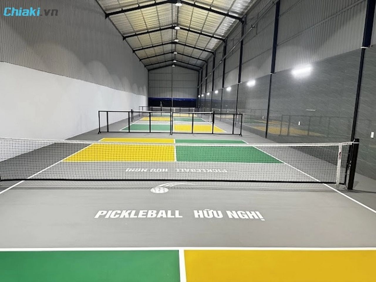 S&acirc;n Pickleball Hữu Nghị chất lượng tốt, hệ thống s&acirc;n trong nh&agrave; hiện đại