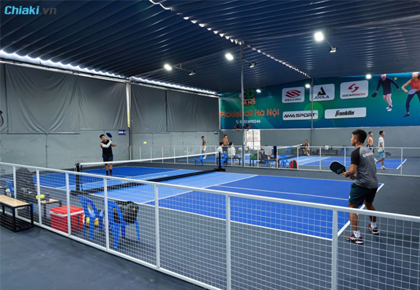 s&acirc;n pickleball Ho&agrave;ng Quốc Việt c&oacute; lưới ngăn c&aacute;ch giữa c&aacute;c s&acirc;n
