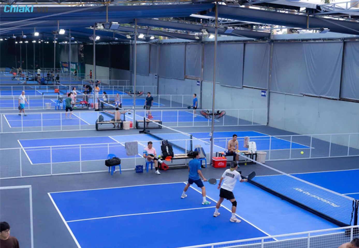 s&acirc;n pickleball Ho&agrave;ng Quốc Việt kh&ocirc;ng gian rộng r&atilde;i, tho&aacute;ng m&aacute;t