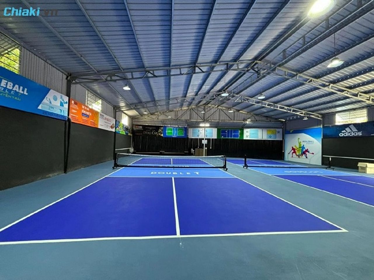 S&acirc;n Pickleball Double T Nguyễn Tr&atilde;i hệ thống &aacute;nh s&aacute;ng v&agrave; l&agrave;m m&aacute;t hiện đại