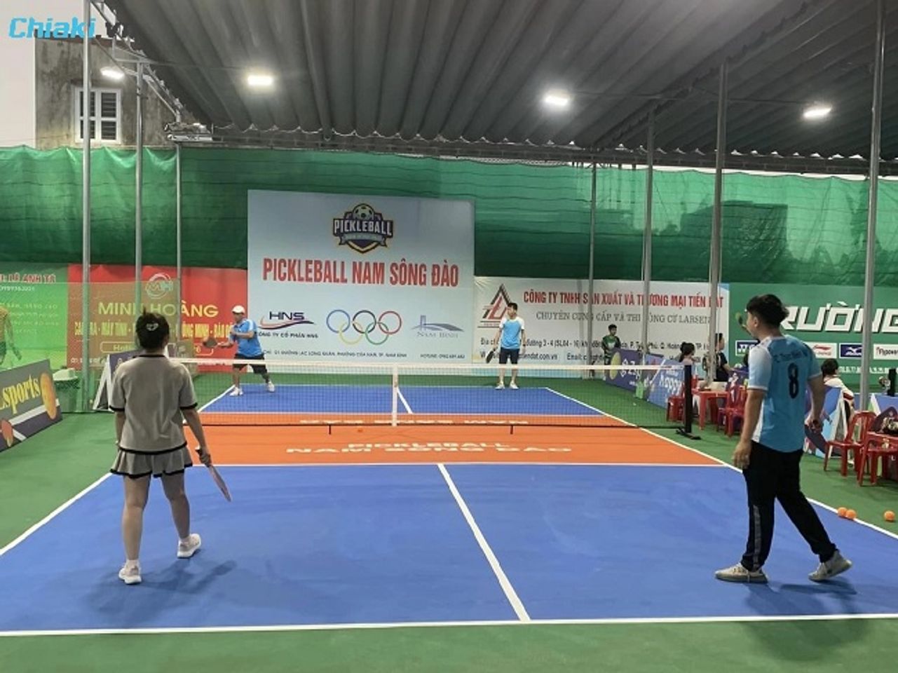 S&acirc;n Pickleball Nam S&ocirc;ng Đ&agrave;o Lạc Long Qu&acirc;n c&oacute; th&ecirc;m dịch vụ thu&ecirc; b&oacute;ng, vợt