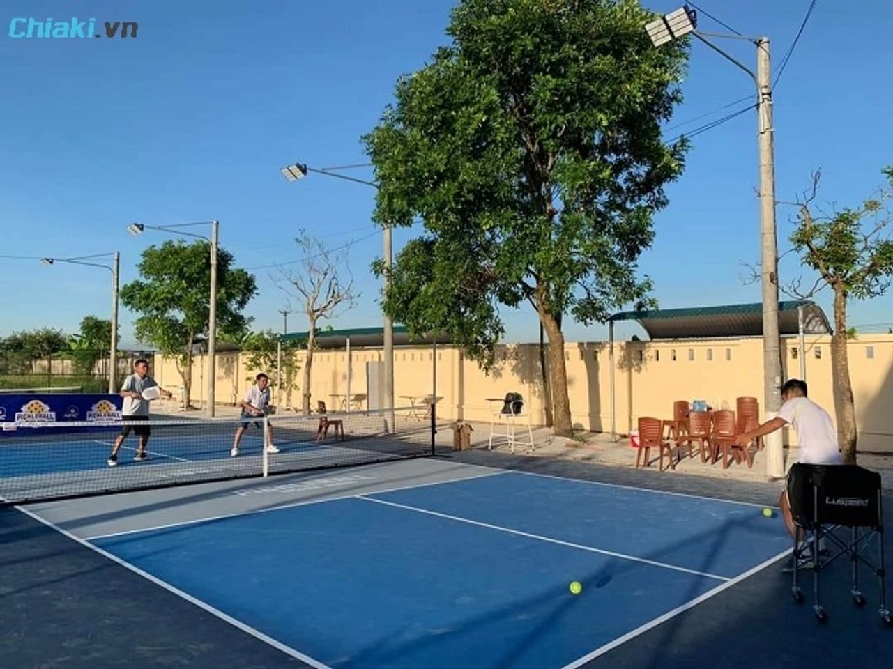 S&acirc;n Pickleball Trung t&acirc;m s&acirc;n vận động huyện Nghĩa Hưng c&oacute; 4 s&acirc;n ngo&agrave;i trời khang trang, sạch sẽ
