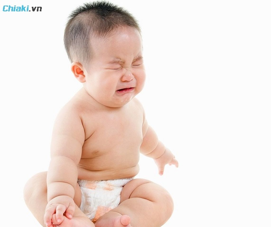 Ăn dặm sớm c&oacute; thể khiến b&eacute; đầy hơi, kh&oacute; ti&ecirc;u, rối loạn ti&ecirc;u h&oacute;a, giảm lượng sữa 