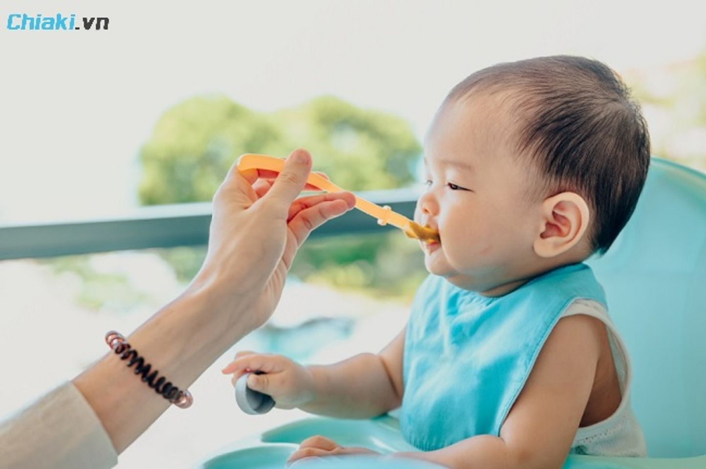 Thời điểm v&agrave;ng để b&eacute; bắt đầu ăn dặm l&agrave; 6 th&aacute;ng tuổi