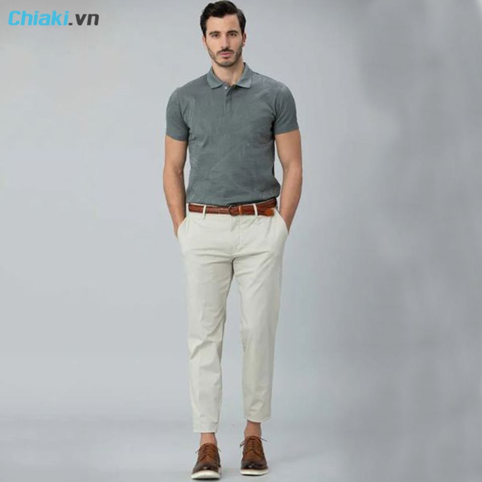 &aacute;o polo trung ni&ecirc;n phối với quần kaki