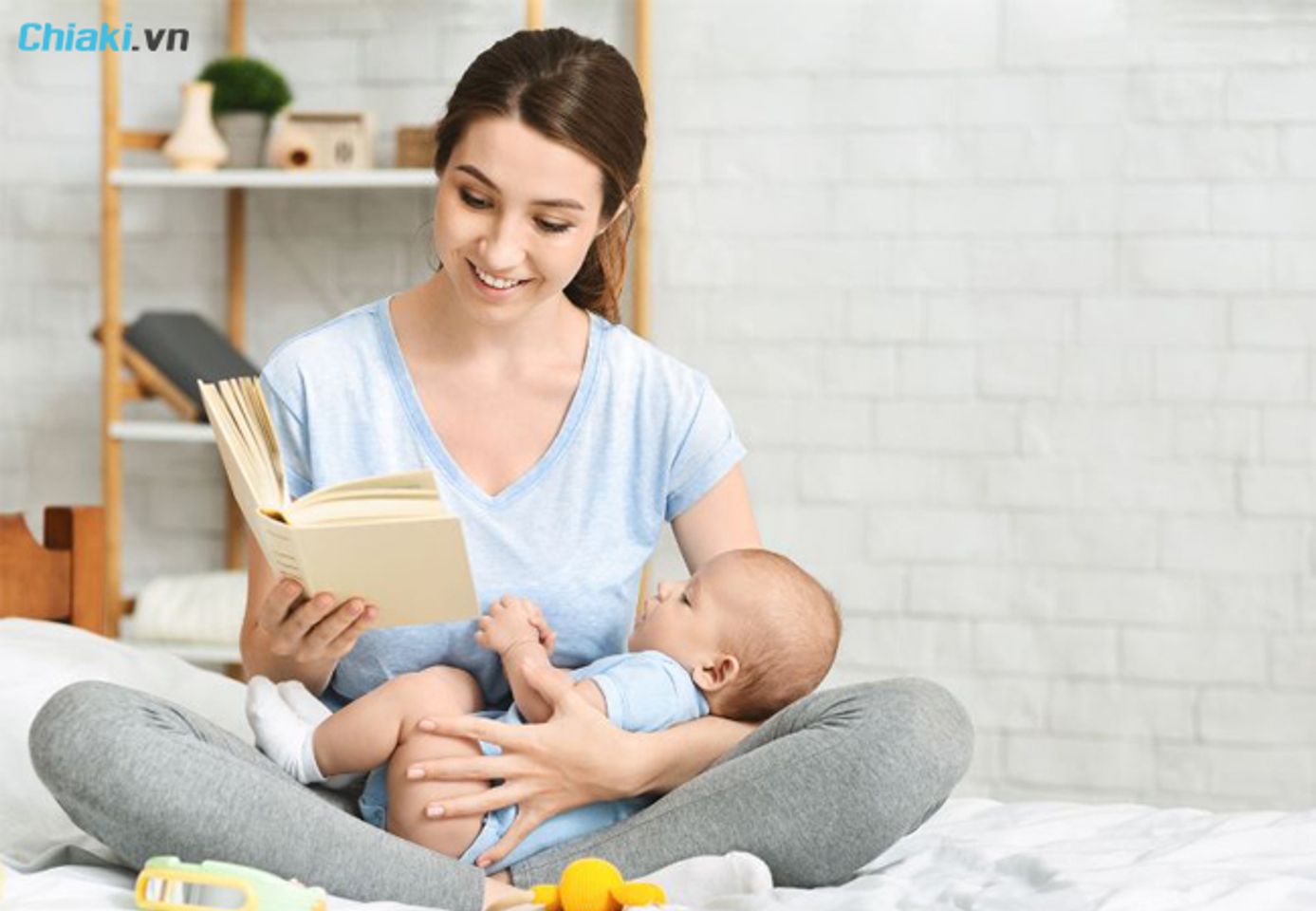 Đi thăm b&agrave; đẻ c&oacute; thể mua s&aacute;ch chăm s&oacute;c trẻ