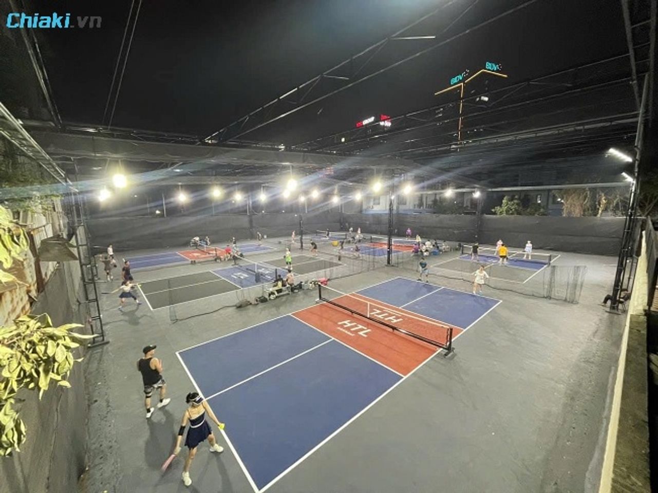 S&acirc;n HTL Pickleball sử dụng đ&egrave;n chiếu s&aacute;ng LED chống ch&oacute;i hiện đại được bố tr&iacute; đều tr&ecirc;n s&acirc;n