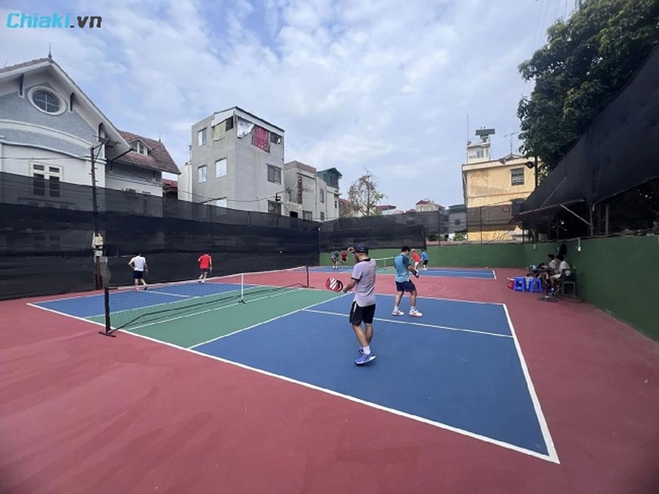 S&acirc;n Pickleball 585 Nguyễn Văn Linh Thị trấn S&agrave;i Đồng c&oacute; trang bị ghế đầy đủ tạo kh&ocirc;ng gian chơi thư gi&atilde;n, thoải m&aacute;i. 