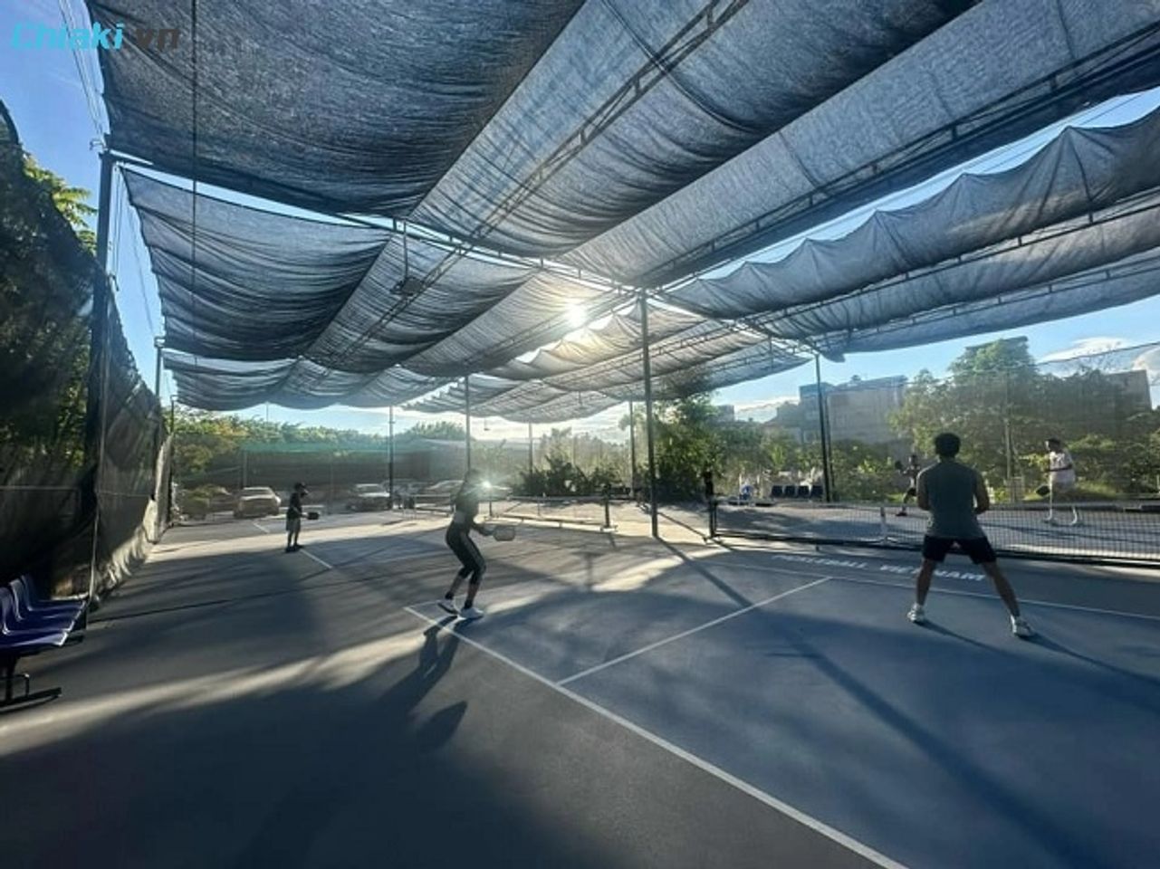 S&acirc;n Pickleball 68 Vũ Đức Thận phường Việt Hưng gồm 3 s&acirc;n ngo&agrave;i trời, được che chắn bằng lưới lan r&acirc;m m&aacute;t