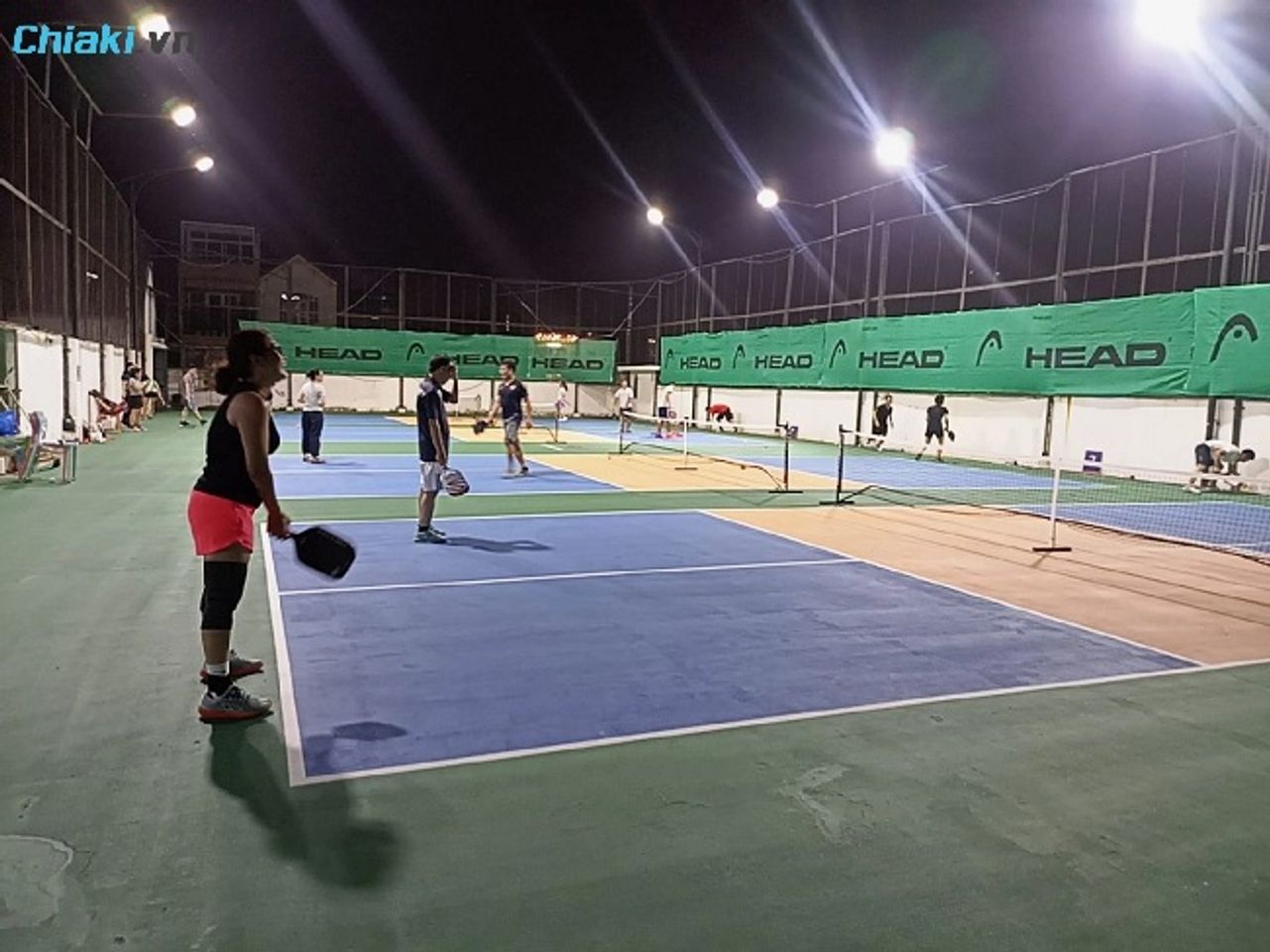 S&acirc;n Pickleball Forheads Phường Ngọc L&acirc;m được bố tr&iacute; đủ cho khắp s&acirc;n, đ&aacute;p ứng đủ &aacute;nh s&aacute;ng khi chơi
