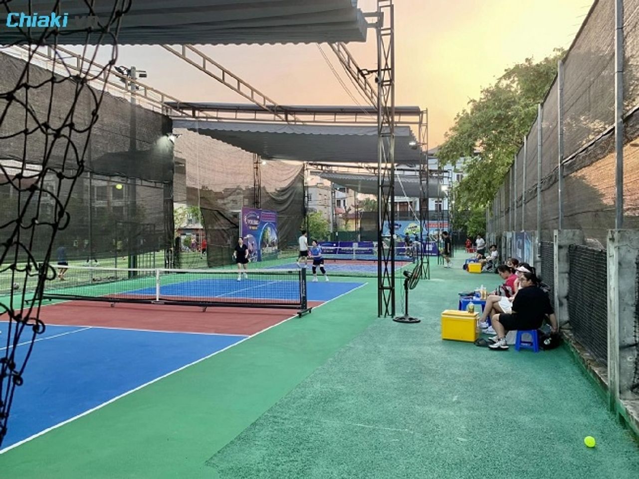 S&acirc;n Pickleball Hồ Thạch B&agrave;n Phường Thạch B&agrave;n được x&acirc;y dựng v&agrave; trang bị c&aacute;c thiết bị hiện đại