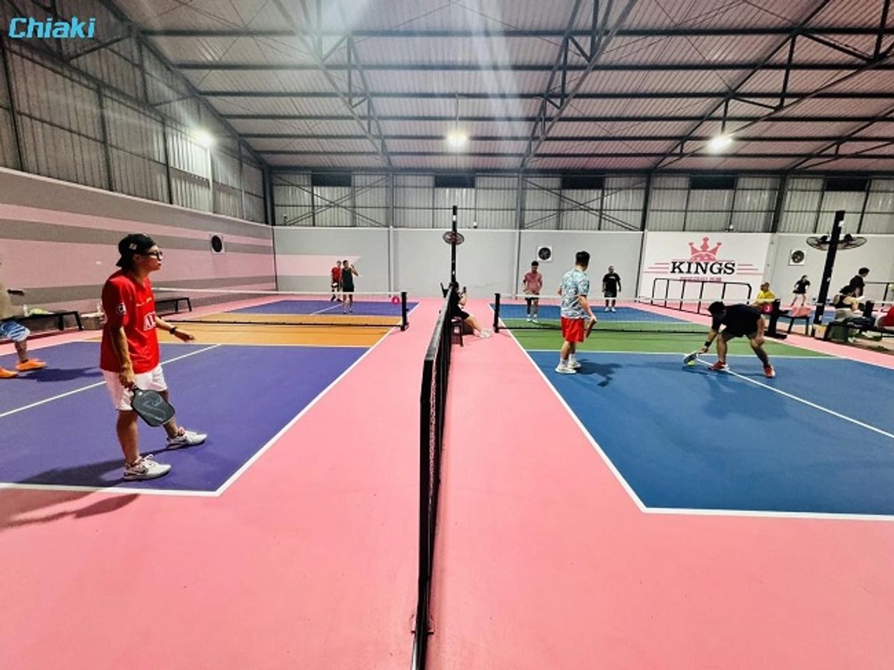 S&acirc;n Pickleball Kings Phường Đức Giang sử dụng trần nh&agrave; cao, m&aacute;i t&ocirc;n chắc chắn, hệ thống đ&egrave;n bố tr&iacute; hiện đại