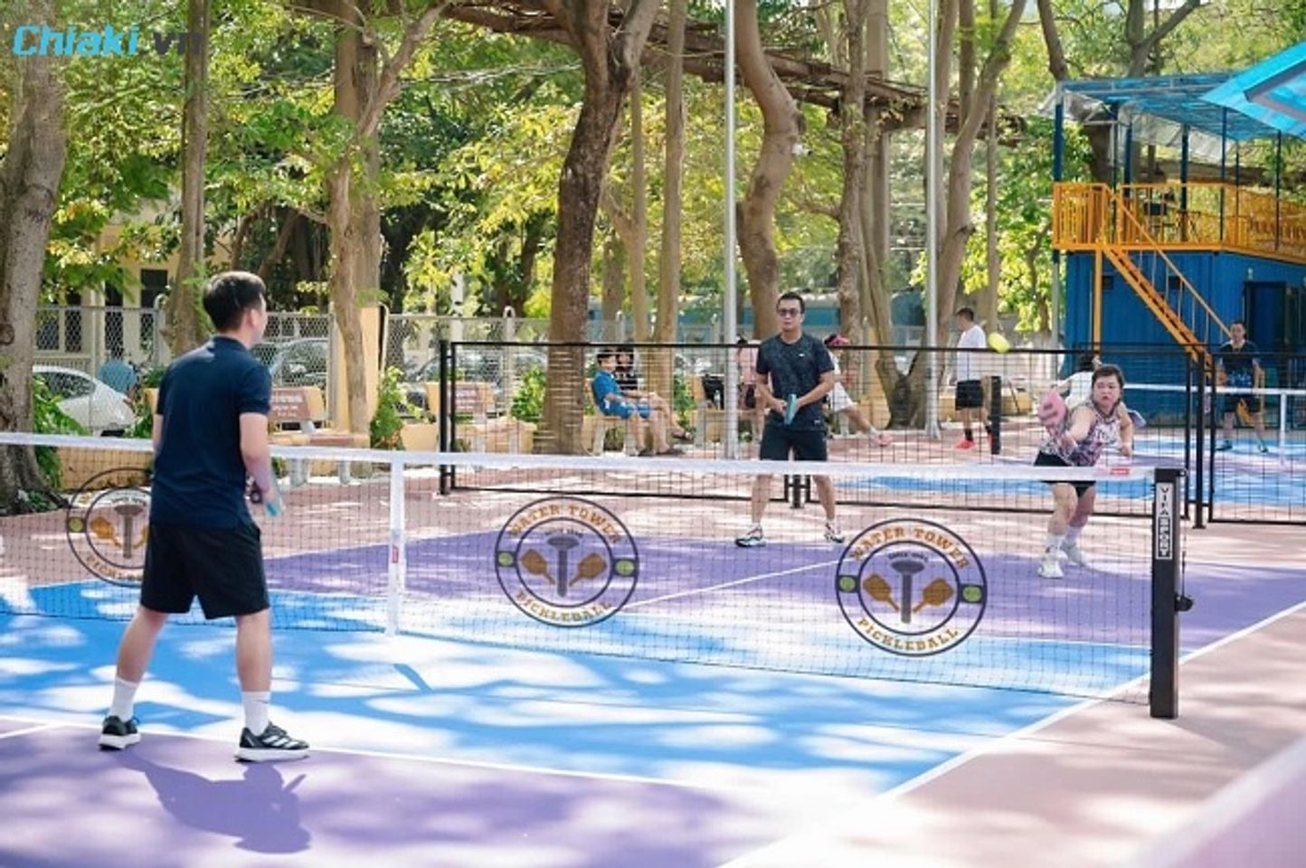 S&acirc;n Pickleball Water Tower Phường Ngọc L&acirc;m c&oacute; c&acirc;y xanh n&ecirc;n tho&aacute;ng v&agrave; m&aacute;t mẻ