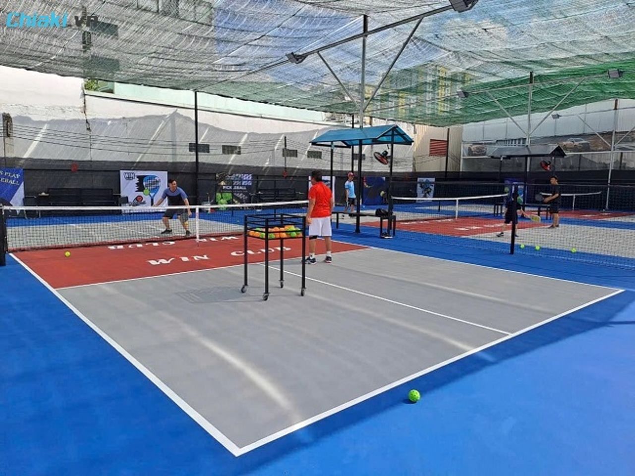 S&acirc;n Pickleball Win Club An Dương Vương sử dụng m&aacute;i che bằng lưới lan gi&uacute;p tạo kh&ocirc;ng gian r&acirc;m m&aacute;t