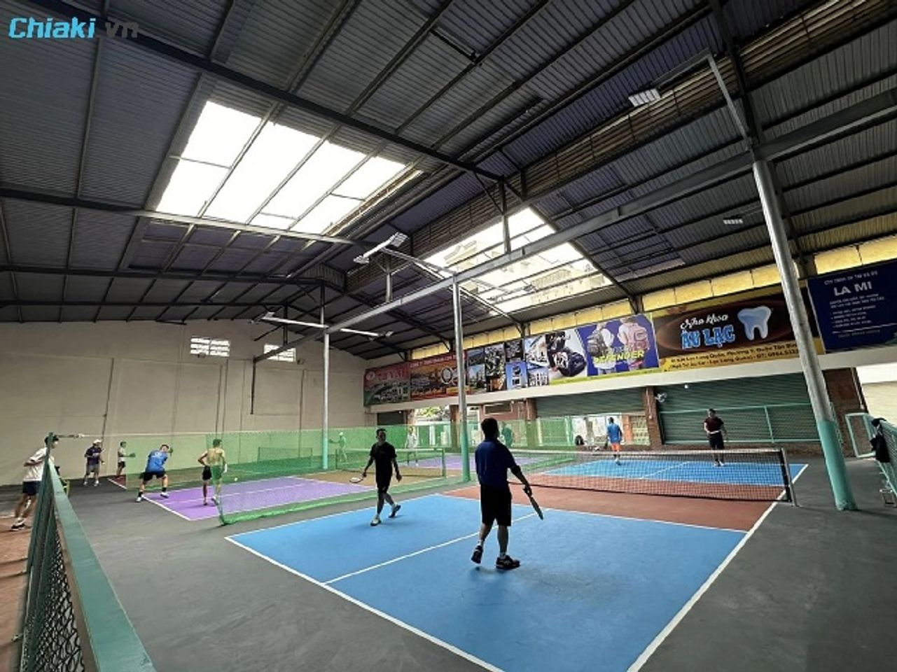 S&acirc;n Pickleball DUB 3 s&acirc;n trong nh&agrave;, sử dụng m&aacute;i che v&ocirc; c&ugrave;ng chắc chắn