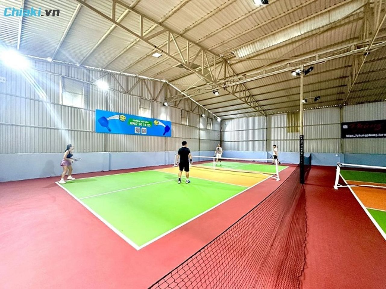 S&acirc;n Pickleball H&agrave;ng Kh&ocirc;ng Ph&iacute;a Nam nằm gần với khu s&acirc;n bay T&acirc;n Sơn Nhất thuận tiện di chuyển