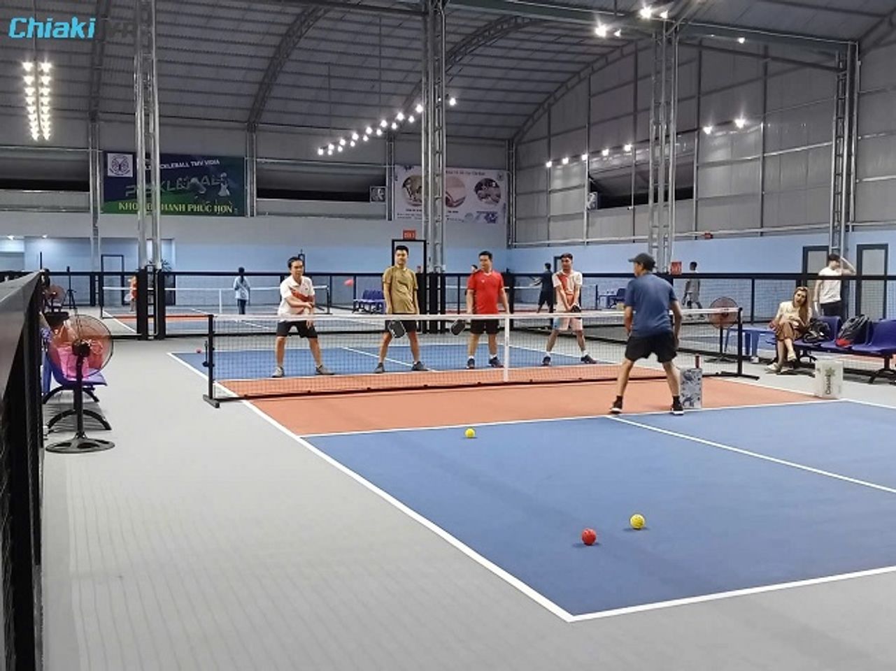 S&acirc;n Pickleball Ho&agrave;ng Hoa Th&aacute;m x&acirc;y dựng với 5 s&acirc;n trong nh&agrave;, kh&ocirc;ng gian sạch