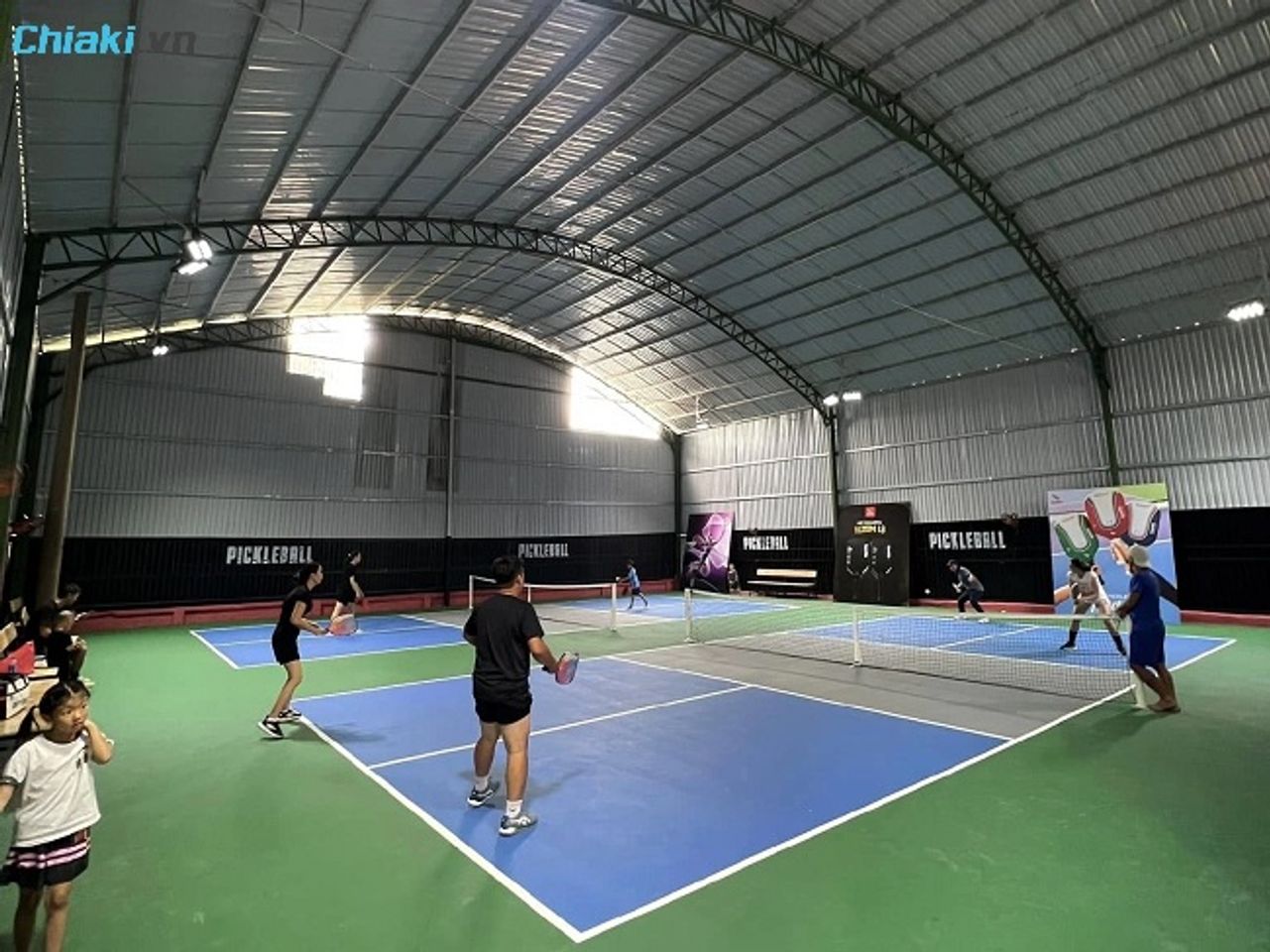 S&acirc;n Pickleball Icons quy m&ocirc; 2 s&acirc;n trong nh&agrave;, được ph&aacute;t triển b&ecirc;n cụm s&acirc;n chơi cầu l&ocirc;ng