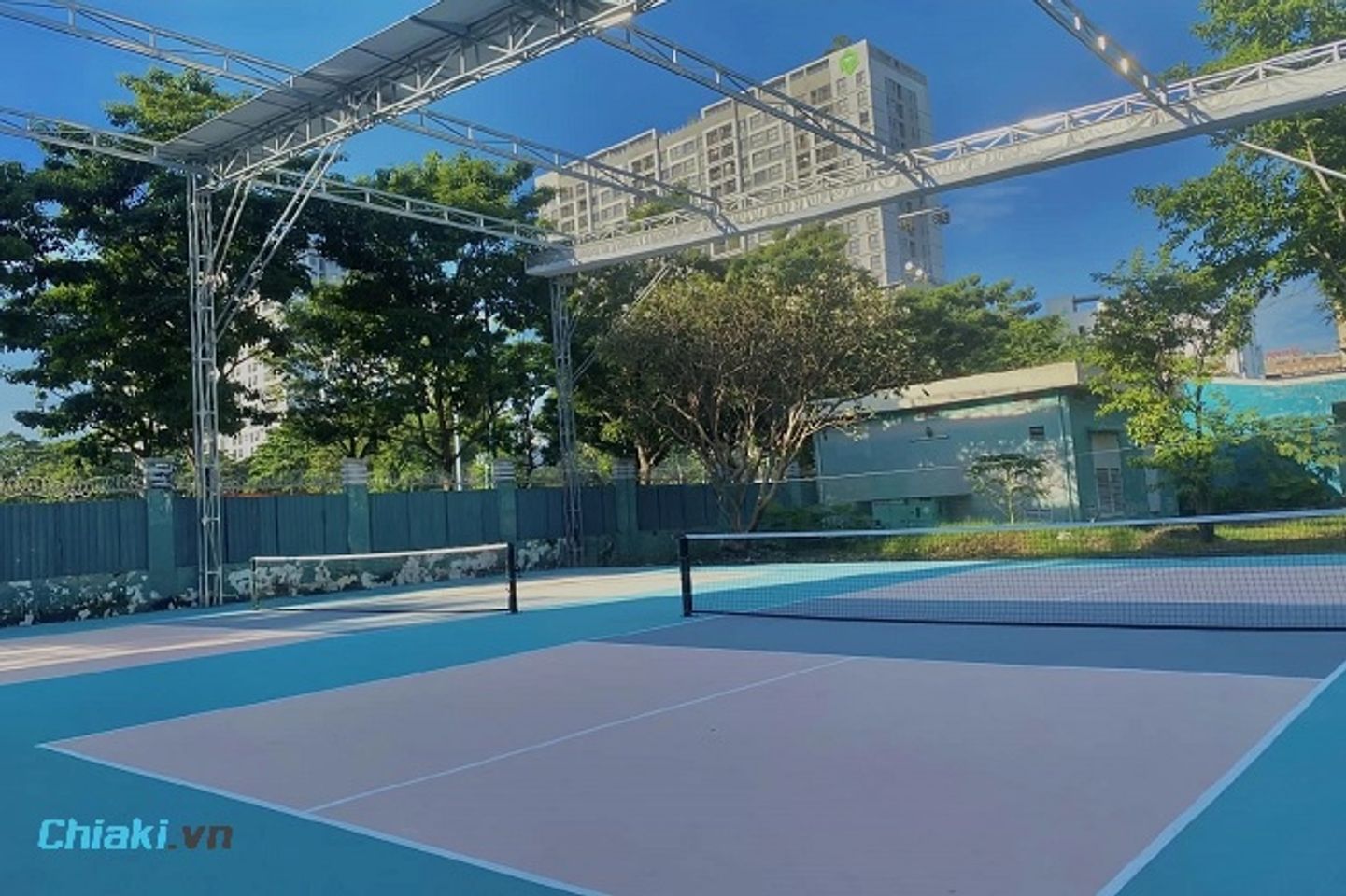 S&acirc;n Pickleball VNA c&oacute; 4 s&acirc;n ngo&agrave;i trời c&oacute; sử dụng m&aacute;i che di động v&agrave; 2 s&acirc;n trong nh&agrave; c&oacute; m&aacute;i che