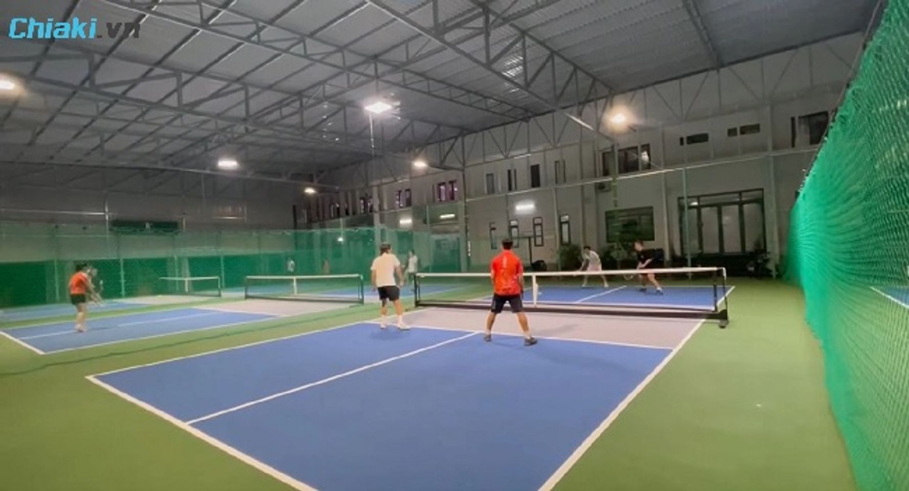 S&acirc;n Pickleball Hải Đăng quy m&ocirc; 4 s&acirc;n ngo&agrave;i trời nhưng c&oacute; m&aacute;i che chắc chắn