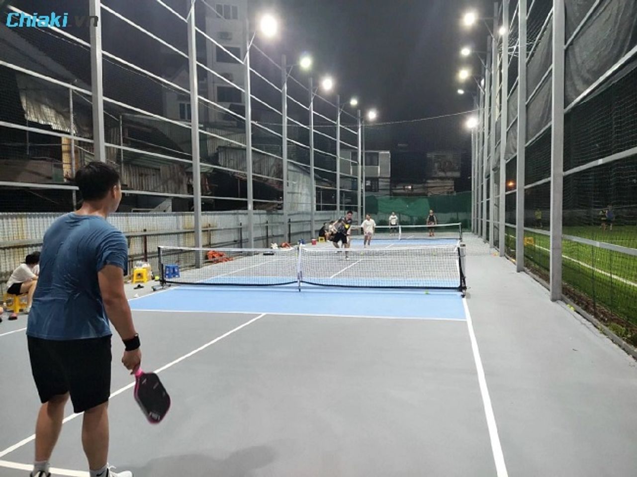 S&acirc;n Pickleball Khương Trung quy m&ocirc; 2 s&acirc;n ngo&agrave;i trời, vị tr&iacute; ngay b&ecirc;n cạnh cụm s&acirc;n b&oacute;ng đ&aacute;