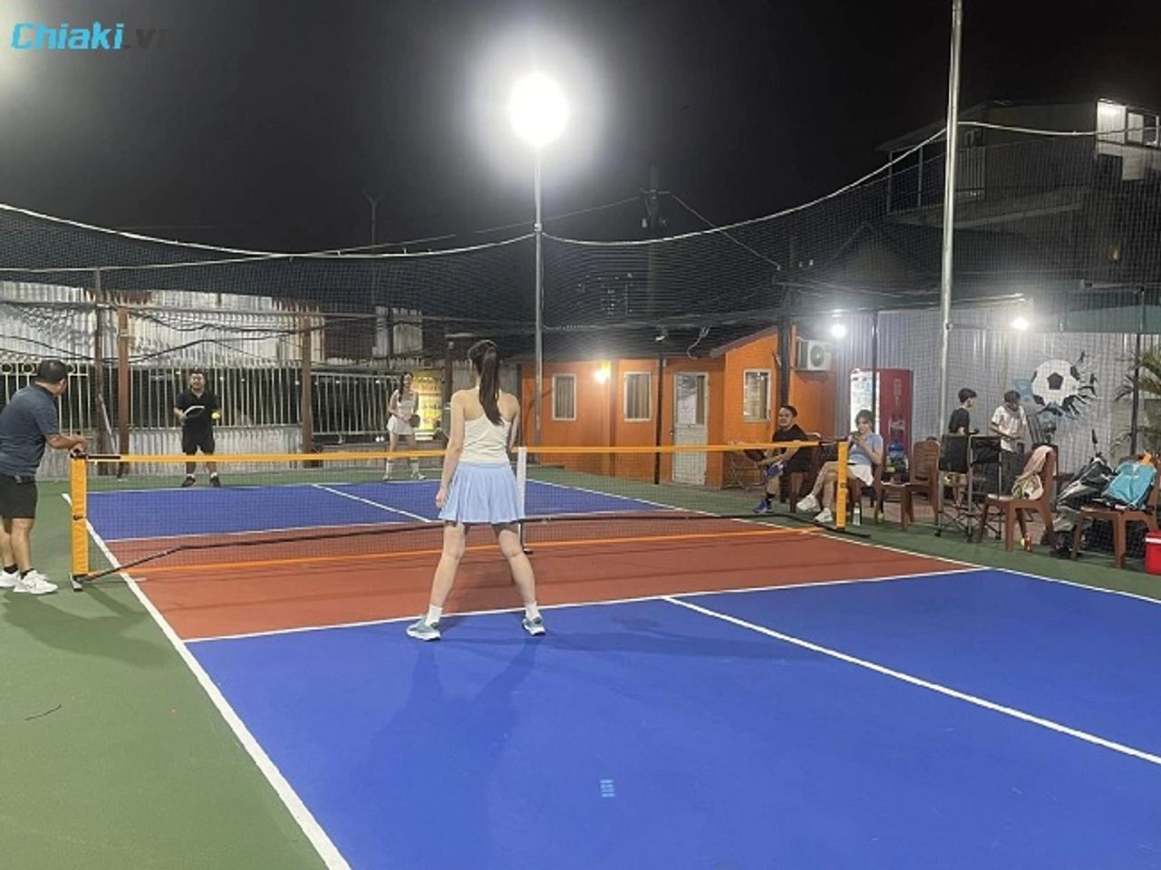 S&acirc;n Pickleball La Th&agrave;nh Ho&agrave;ng Văn Th&aacute;i mặt s&acirc;n đảm bảo chất lượng thi đấu, c&oacute; độ b&aacute;m tốt