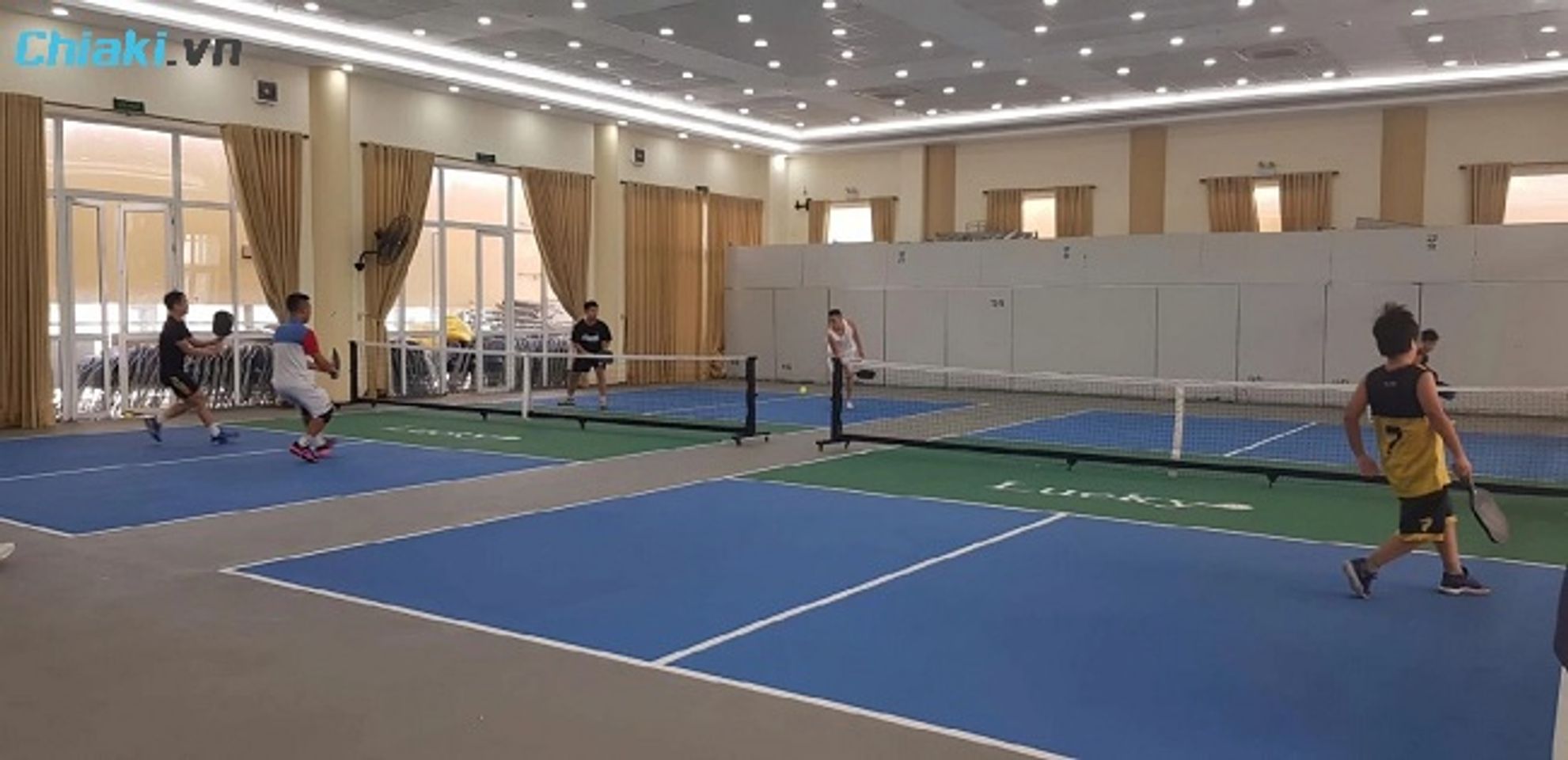 S&acirc;n Pickleball Lucky Thanh Xu&acirc;n B&ugrave;i Xương Trạch kh&ocirc;ng gian rộng thoải m&aacute;i, c&oacute; hệ thống loa, đ&egrave;n đầy đủ